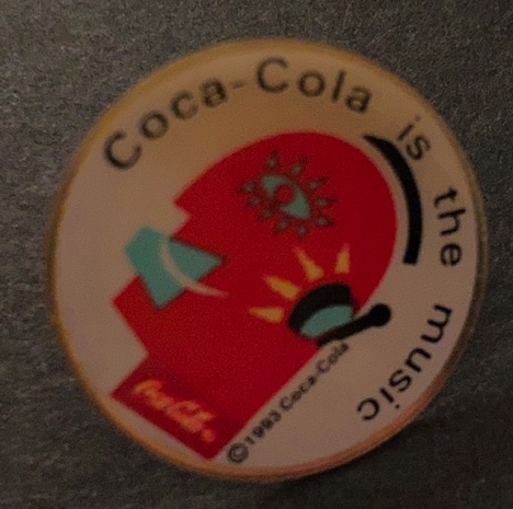 04899-1 € 2,00 coca cola pin is the musis.jpeg